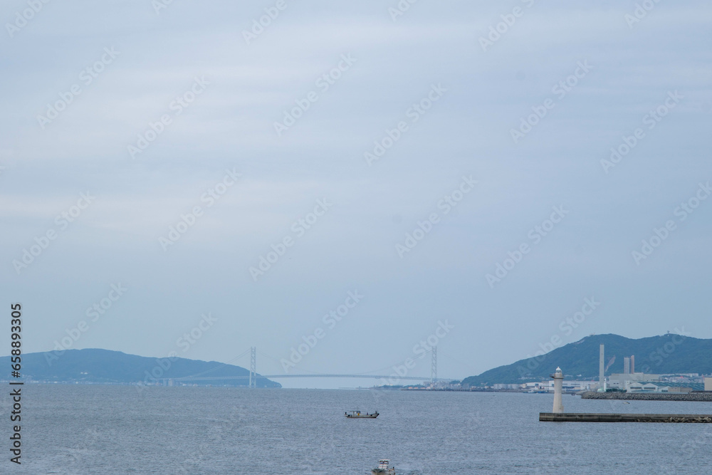 穏やかな波の休日。神戸ポートアイランドから明石海峡大橋をのぞむ。