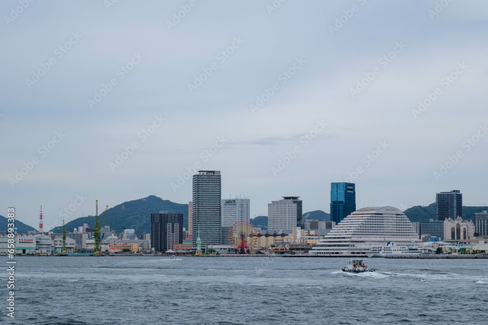 神戸市街地の高層ビル群と六甲山系。ポートアイランドから撮影。