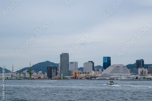 神戸市街地の高層ビル群と六甲山系。ポートアイランドから撮影。 © 宮岸孝守