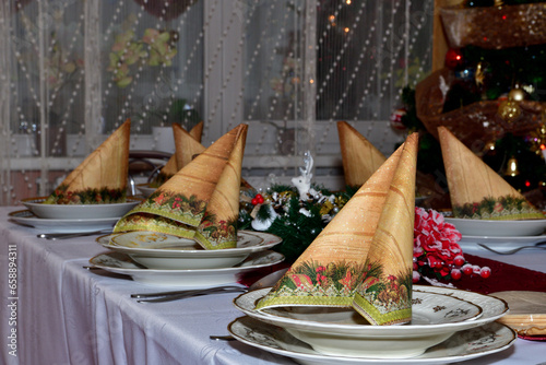 Obraz na płótnie Close-up detail of a decorated Christmas table in a home during night w salonie