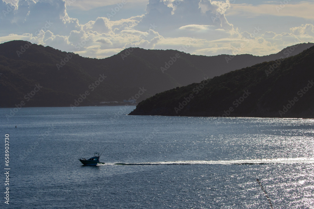 Obraz premium 海に浮かぶ一隻のボート