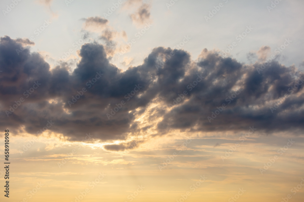 Obraz premium Clouds in the sky at sunset