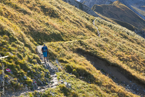 wanderweg über dem Schrecksee in den Alpen photo