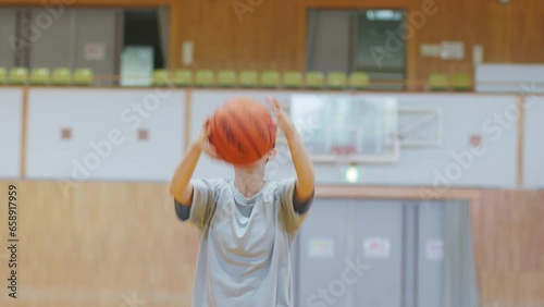 体育館にてバスケットボールの練習をする日本人の女性 photo