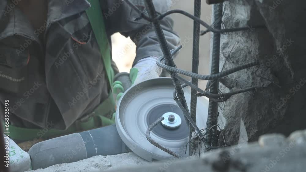 Master cuts a concrete wall with a circular diamond saw. 