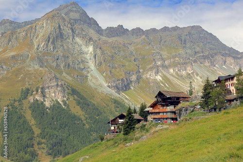 paesaggio di montagna italiano con baite, italian mountain landscape with cottages