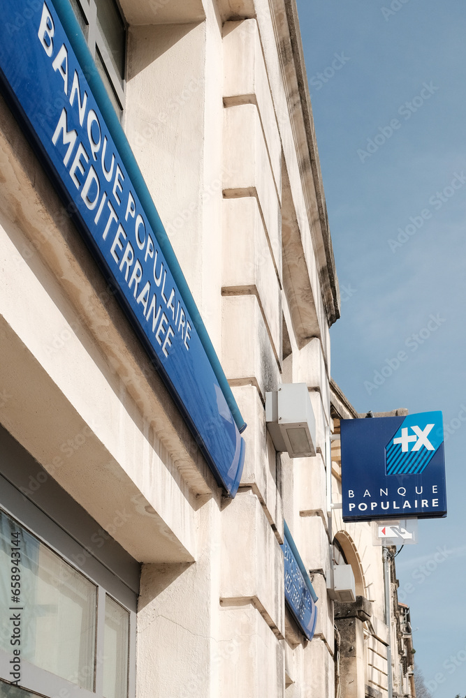Le panneau de la banque française Banque Populaire Méditerranée avec le ...