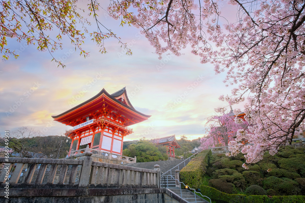 Obraz premium Kyoto, Japan - March 30 2023: Kiyomizu-dera is a Buddhist temple located in eastern Kyoto. it is a part of the Historic Monuments of Ancient Kyoto UNESCO World Heritage Site