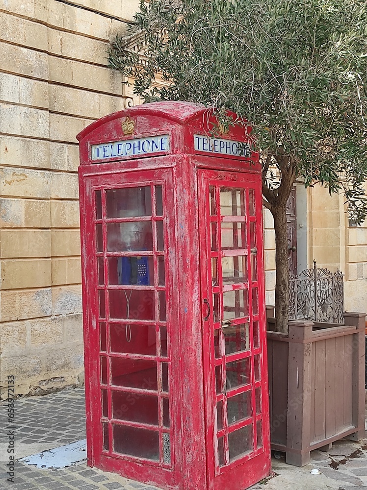 Malte, Gozo, Cabine téléphonique anglaise rouge Malte, Gozo, Cabine téléphonique anglaise rouge