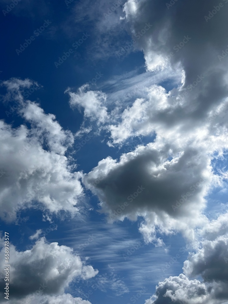 Fototapeta premium Blue sky with fluffy clouds, natural heavens background