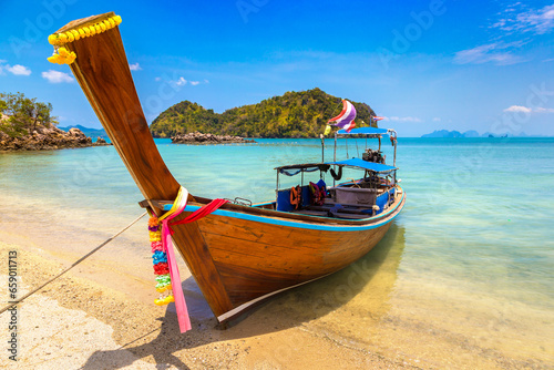 Thai traditional longtail boat © Sergii Figurnyi