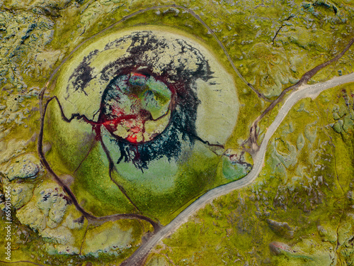 Vue aérienne du Cratère Stútur dans les hautes terres d'Islande photo