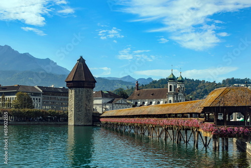 Kapellbrücke mit Jesuitenkirche in Luzern