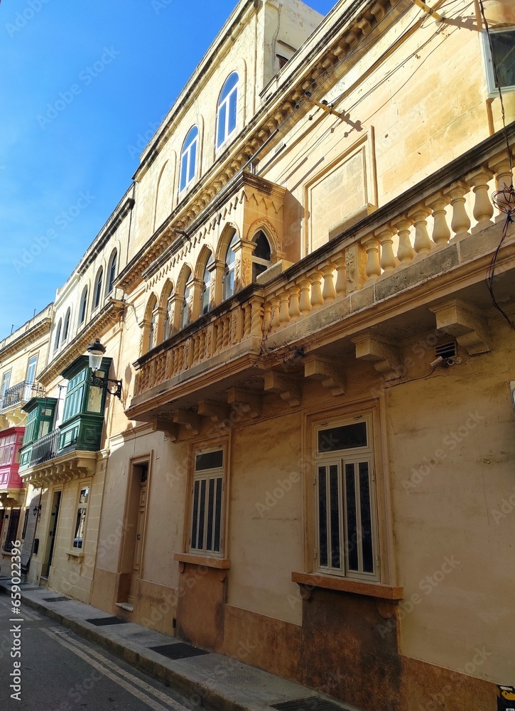 Malte, façade de maisons anciennes avec balcons fermés