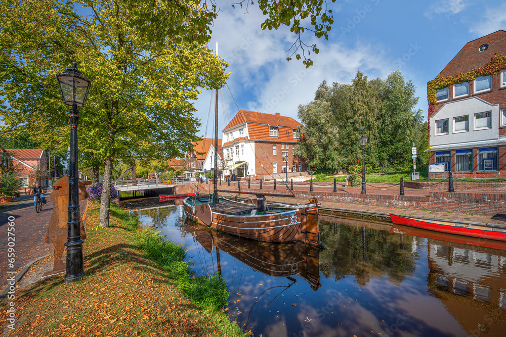Obraz premium Stadt Papenburg im Emsland, Fussgängerzone am Kanal, Innenstadt