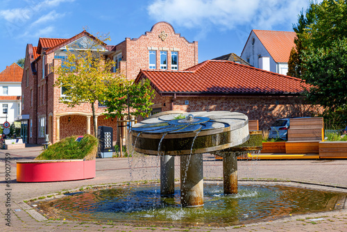 Stadt Papenburg im Emsland, Fussgängerzone am Kanal, Innenstadt, Wasserspiel photo