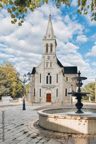 Photo de l'église de Villedieu sur Indre. Il s'agit d'une église en pierre blanche avec l'inscription république Française sur la façade. photo