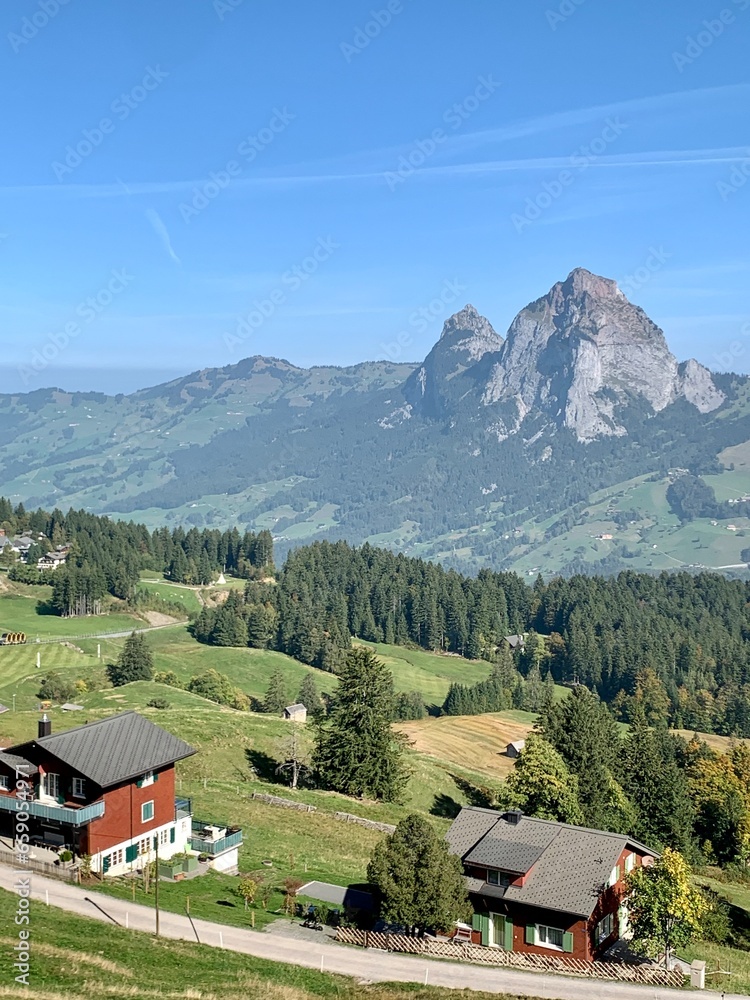 Sicht auf das Dorf Stoos , im Hintergrund die beiden Berge kleiner und grosser Mythen - Schweiz - Europa
Sicht auf das Dorf Stoos , im Hintergrund die beiden Berge kleiner und grosser Mythen - Schweiz - Europa