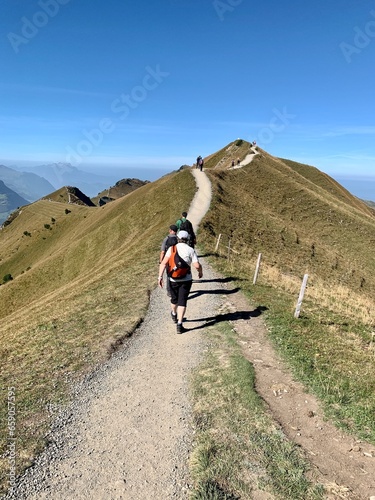 Wanderer auf Gratwanderung auf Wanderweg vom Klingenstock zum Fronalpstock, Schweizer Berge / Stoos photo