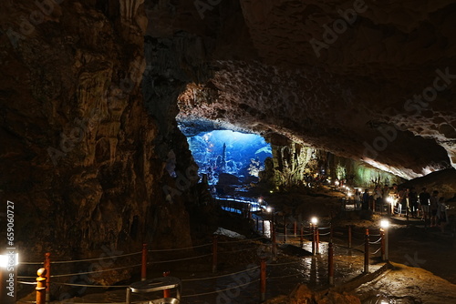 Sung Sot Cave or Surprise Cave in Ha Long Bay, Vietnam - ベトナム ハロン湾 スンソット洞窟