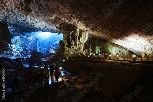 Sung Sot Cave or Surprise Cave in Ha Long Bay, Vietnam - ベトナム ハロン湾 スンソット洞窟