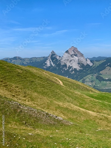 Sicht vom Berg Fronalpstock - Stoos auf die beiden Berge kleiner und grosser Mythen - Schweiz - Europa 