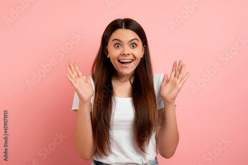 Foto Surprised teenage girl saying wow while posing in studio