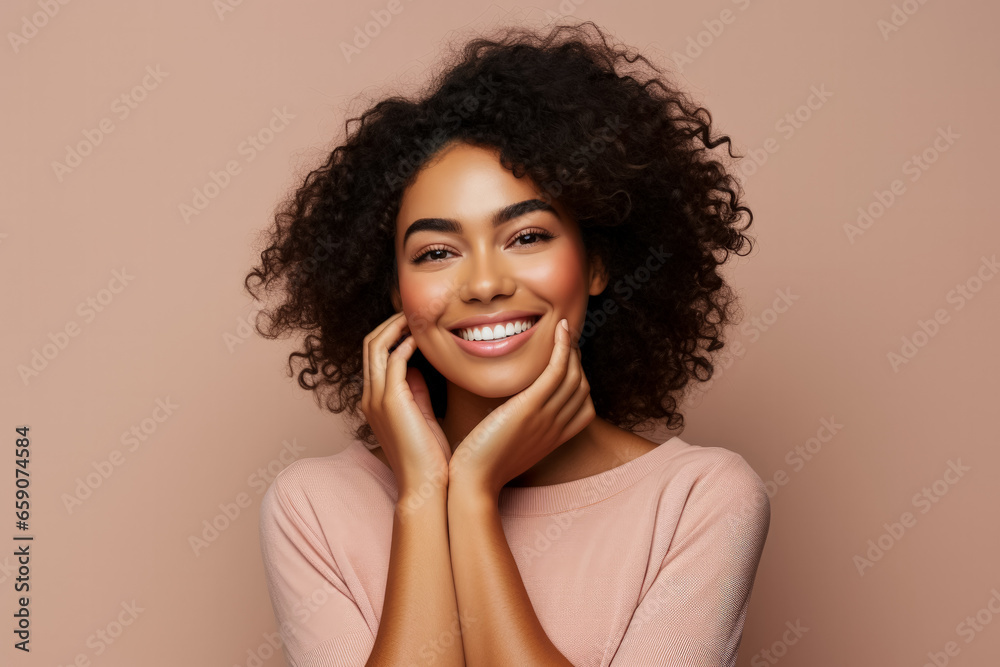 Lovely plump dark-skinned woman smiling with hands under chin  - obrazy, fototapety, plakaty 
