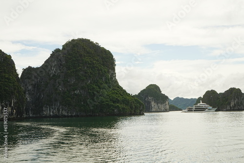 Wallpaper Mural Ha Long Bay in Hanoi, Vietnam - ベトナム ハノイ ハロン湾 Torontodigital.ca