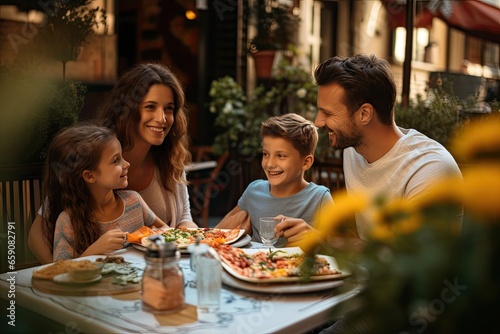 Fotografia A cheerful family gathers at a restaurant, relishing a delightful meal, bonding with love and togetherness