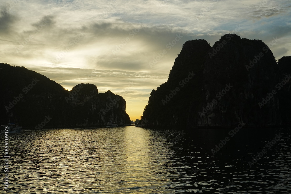 Naklejka premium Sunset View of Ha Long Bay in Hanoi, Vietnam - ベトナム ハノイ ハロン湾 夕日