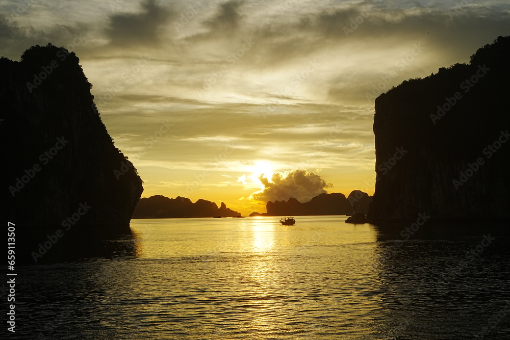 Sunset View of Ha Long Bay in Hanoi, Vietnam - ベトナム ハノイ ハロン湾 夕日