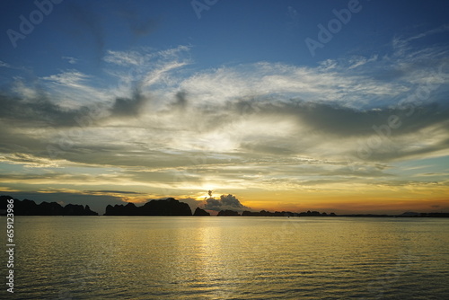 Sunset View of Ha Long Bay in Hanoi, Vietnam - ベトナム ハノイ ハロン湾 夕日