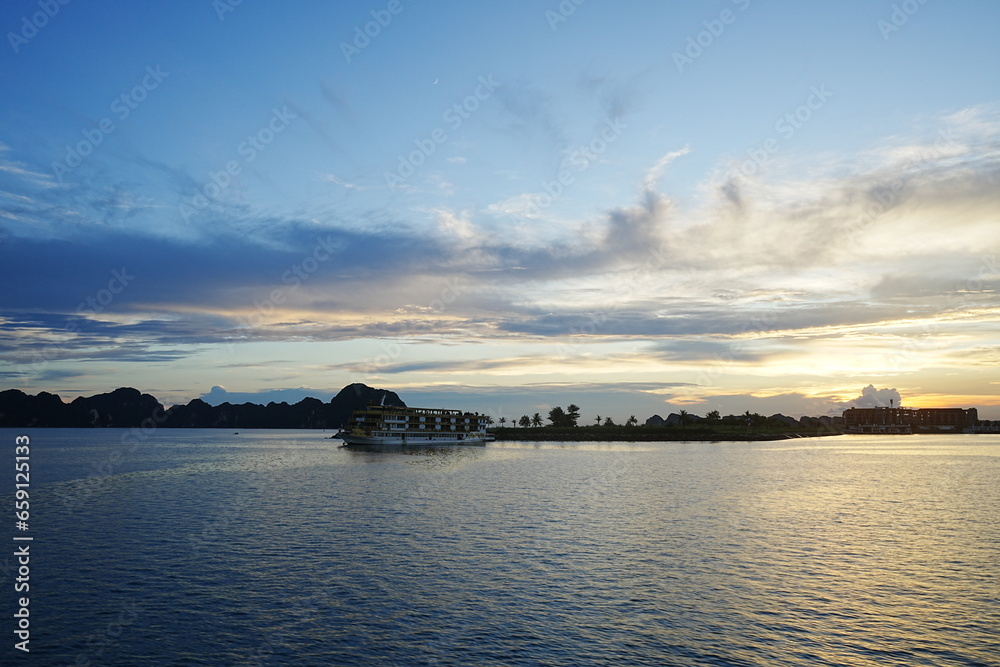 Sunset View of Ha Long Bay in Hanoi, Vietnam - ベトナム ハノイ ハロン湾 夕日