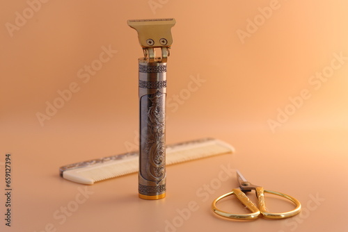 Wallpaper Mural Maquinilla de afeitar y tijeras en fondo marrón Torontodigital.ca