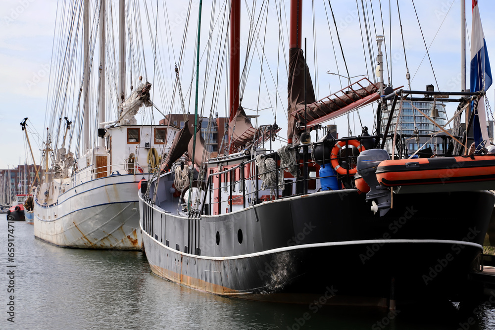 Obraz premium sailing ship in the harbor