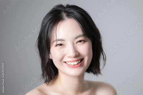 美容で使いやすい若い女性のスキンケアのビューティーイメージ 顔のクローズアップ 正面