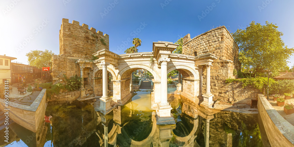 Obraz premium The ancient archway Hadrian's Gate in Antalya of Turkey, marvel of Roman architecture. dating to 2nd century AD. Welcomes visitors with its grandeur offering a glimpse into city's rich historical past