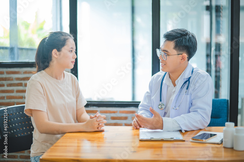 Doctors are inquiring about the patient's symptoms, notifying the results of the physical examination, and recommending treatment and health care.