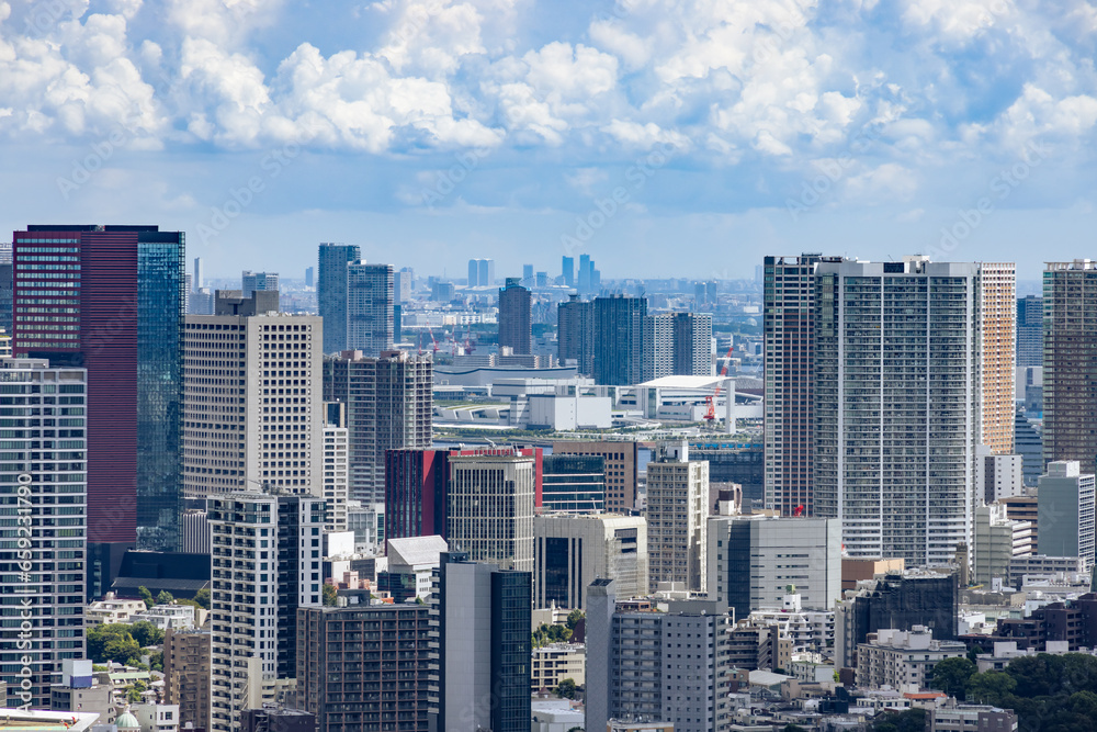 青空と雲と東京のビル群