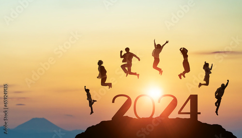 ジャンプする多国籍の人々 2024年新年イメージ 令和六年年賀状素材