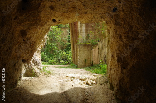 石割石庭公園のトンネル