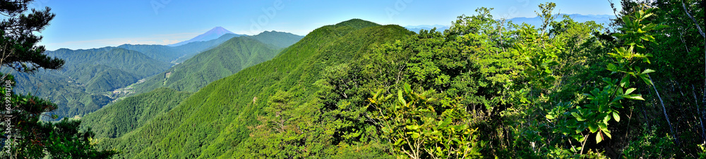 道志山塊の赤鞍ヶ岳　ウバガ岩より富士山と道志山稜を望むパノラマ写真
