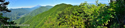 道志山塊の赤鞍ヶ岳 ウバガ岩より富士山と道志山稜を望むパノラマ写真 