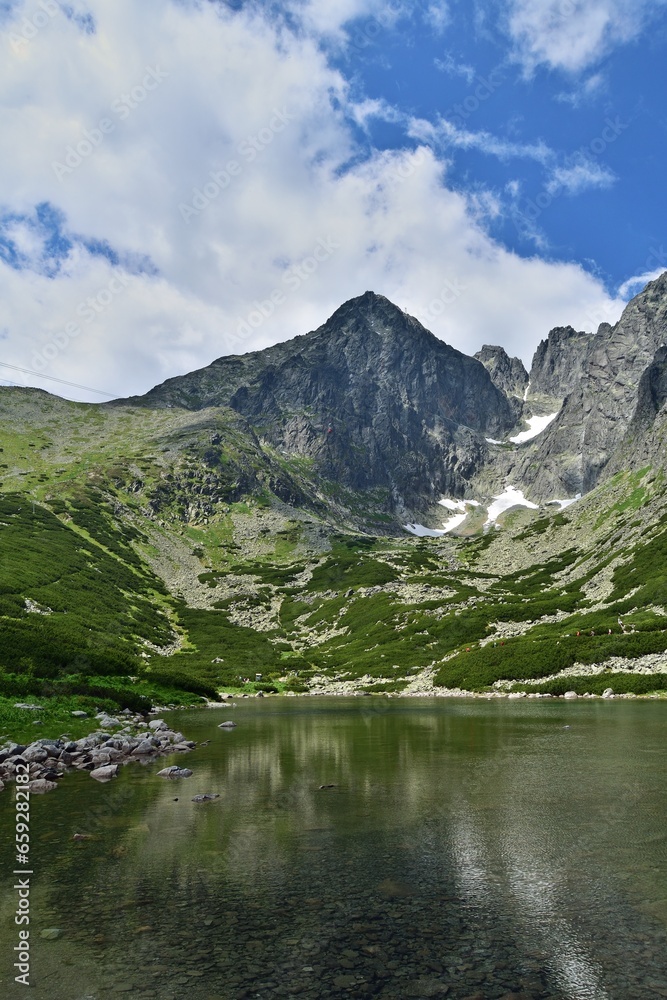 Lomnický štít und Skalnaté pleso (deutsch Steinbachsee) in der Hohen Tatra, vertikal