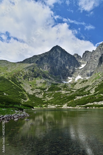 Lomnický štít und Skalnaté pleso (deutsch Steinbachsee) in der Hohen Tatra, vertikal © bwagner