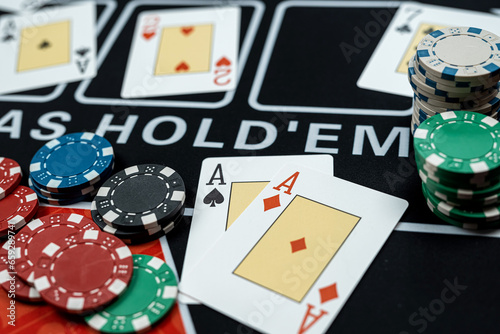 Quadro su tela win poker combination cards and stack of chips on black casino table
