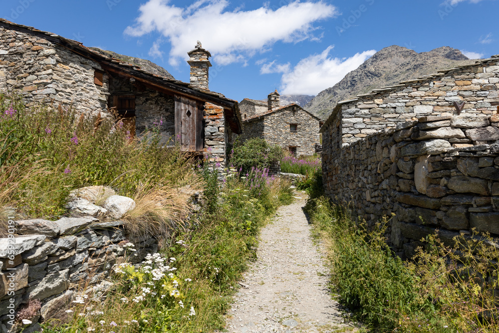 Le hameau de l’Ecot, à Bonneval sur Arc en Savoie dans les Alpes en France représente un trésor de l’authenticité montagnarde préservée, avec ses vieilles pierres et ses toits de lauzes.