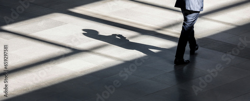 Ein Mann wirft einen Schatten bei der Expo Real Messe in München. Fotografin: Michaela Rehle photo