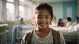 Bellissimo bambina sorridente di origini asiatiche in un ospedale nel reparto di pediatria